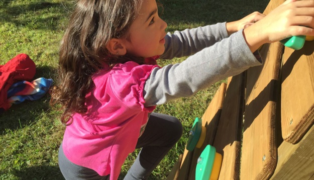 Benessere dei bambini nel giocare su giochi da esterno in legno 